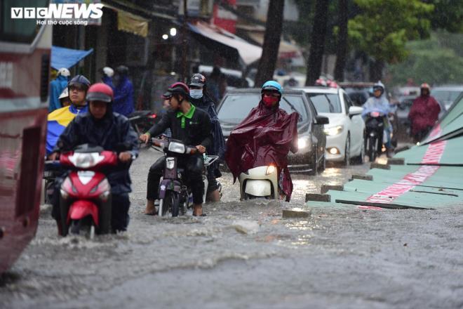 Vì sao TP.HCM có tình trạng nước cuốn như thác trên đường khi mưa lớn? - 2