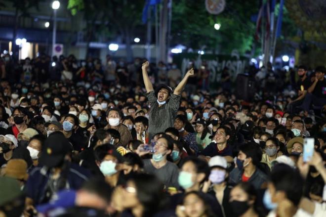 Biểu tình chưa từng có ở Bangkok, hàng nghìn người đòi chính phủ cải cách - 1