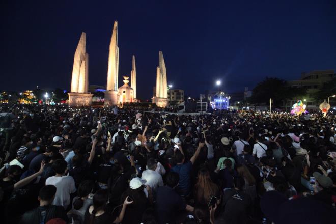 Biểu tình chưa từng có ở Bangkok, hàng nghìn người đòi chính phủ cải cách - 6
