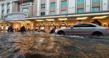 Ảnh: Phố Hà Nội thành sông, ô tô, xe máy bì bõm bơi lội sau trận mưa lớn kéo dài