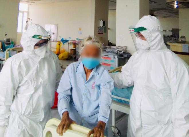 Bệnh nhân COVID-19 lớn tuổi nhất Việt Nam lần đầu âm tính SARS-CoV-2 - 1