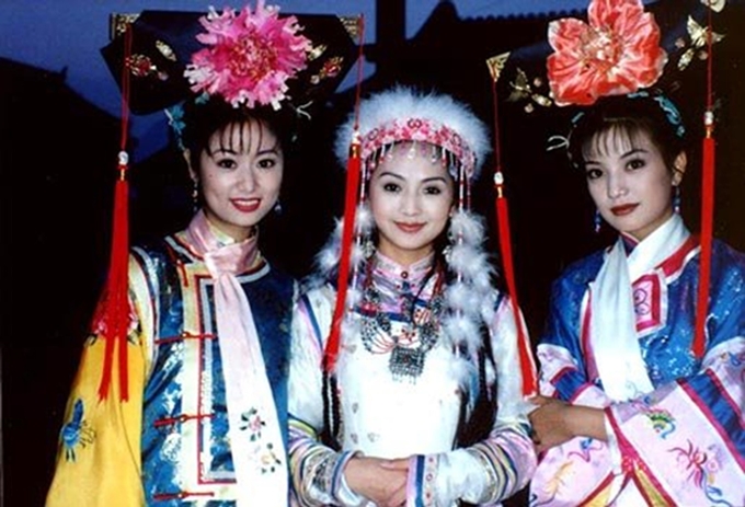 Lâm Tâm Như, Lưu Đan, Triệu Vy (từ trái qua) ở hậu trường Hoàn Châu cách cách hơn 20 năm trước.
