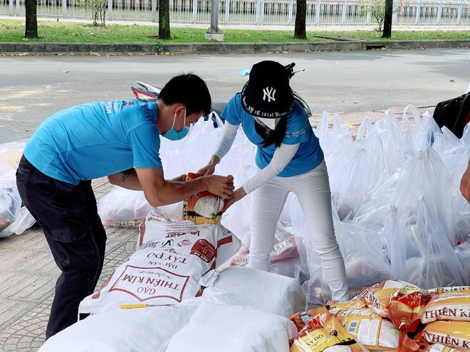 D&agrave;n người đẹp &amp;amp;quot;chi viện&amp;amp;quot; lương thực cho người lao động ngh&egrave;o tại TP.HCM ảnh 4