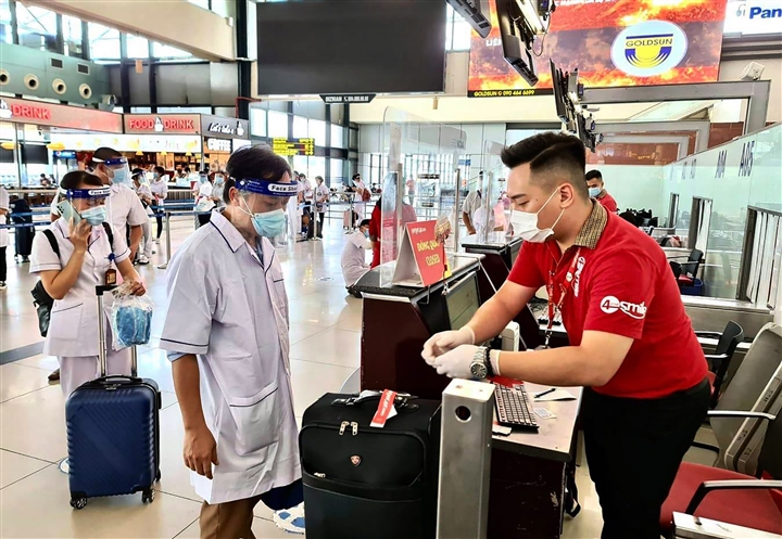 Vietjet vận chuyển hàng nghìn y bác sĩ, hàng triệu liều vaccine phòng dịch - 5