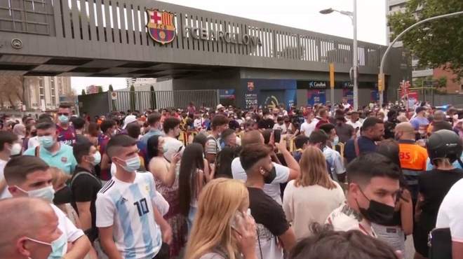 Trực tiếp: Messi khóc nức nở trong buổi họp báo chia tay Barca  - 5