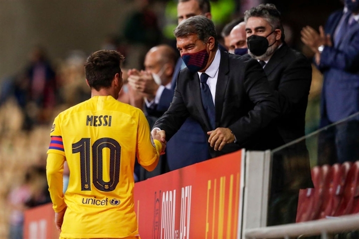 Messi khóc nức nở trong lễ chia tay, hứa trở lại Barca trong tương lai  - 2