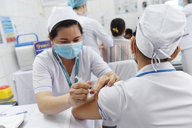 Quận đầu tiên ở TP.HCM hoàn thành tiêm vaccine COVID-19 mũi 1 - 1