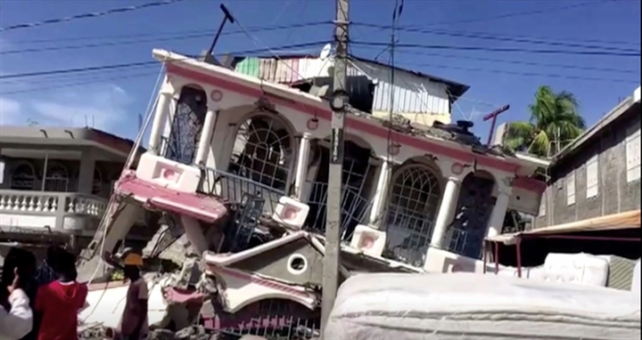 Động đất tại Haiti, hơn 300 người chết - 1
