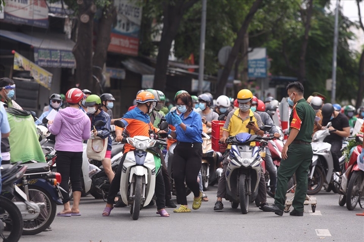 Người về quê vạ vật ở cửa ngõ, CSGT TP.HCM nói 'đã hướng dẫn người dân quay lại' - 1