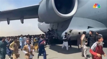 Số phận những người đu bám càng máy bay quân sự Mỹ rời Kabul