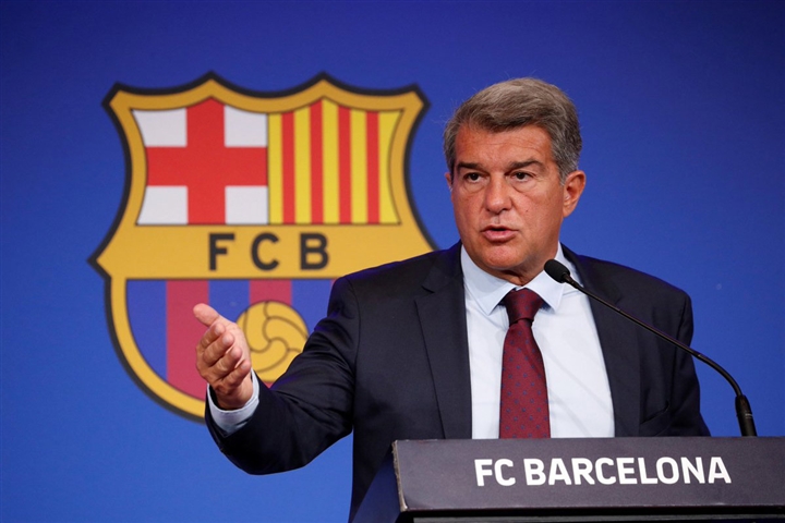 Barcelona nợ chồng nợ, 4 đội trưởng phải giảm lương - 1