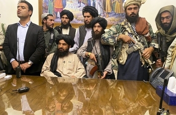 Binh lính Taliban ăn mừng bên trong dinh tổng thống Afghanistan