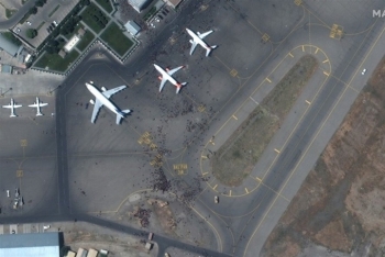 Ảnh vệ tinh cho thấy khung cảnh hỗn loạn ở sân bay Kabul