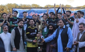 Taliban vác súng đến sân xem bóng đá, trao cúp cho đội vô địch