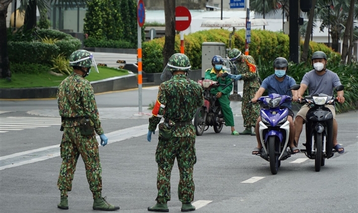 TP.HCM siết giãn cách: Quân đội, công an trực chốt, không còn sự chống đối nào