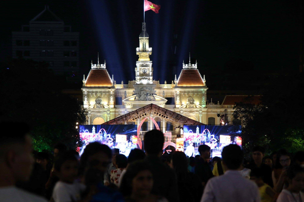 nguoi dan tphcm do ra trung tam xem phao hoa mung quoc khanh