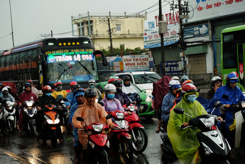 nguoi dan un un doi mua tro lai sai gon sau ky nghi le