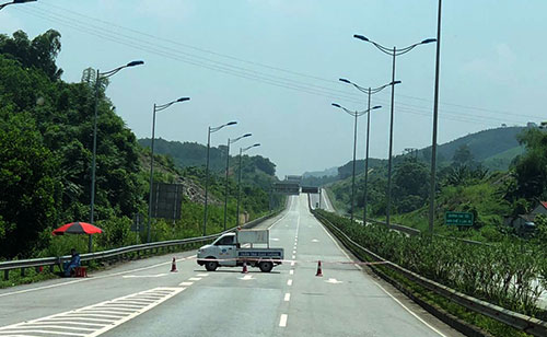 cao toc noi bai lao cai cam xe trong 38 km do cau hu hong