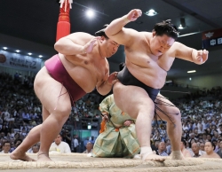 sumo nhi thi khoc tai nhat ban