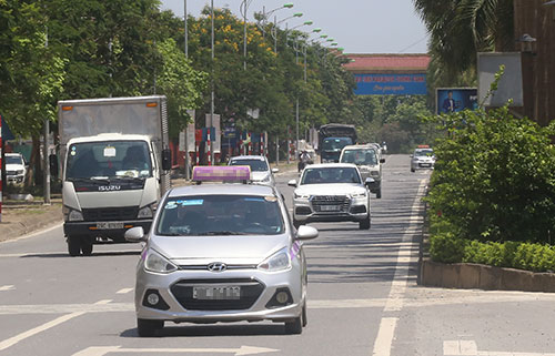 hon 140 oto o ha noi bi tuoc phu hieu do vi pham toc do