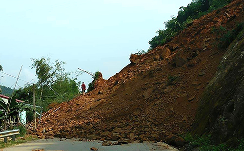 quoc lo 15a tu thanh hoa di hoa binh bi chia cat do sat lo