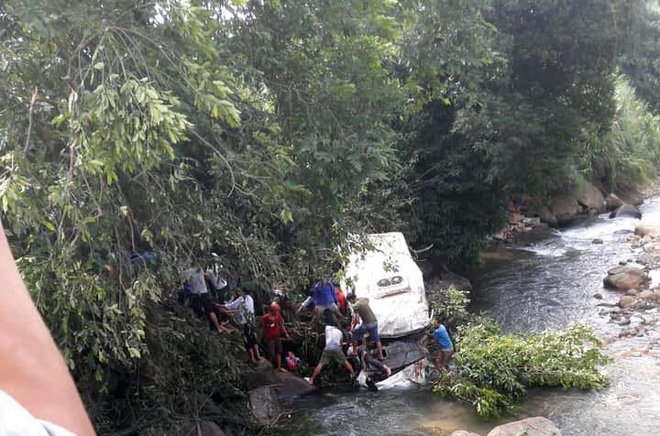 chay tren 109 kmh xe bon nat tuom sau tai nan tham khoc lai chau