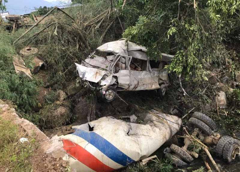 chay tren 109 kmh xe bon nat tuom sau tai nan tham khoc lai chau