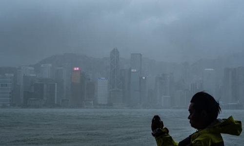 nguoi dan hong kong lieu linh chup anh selfie trong bao mangkhut