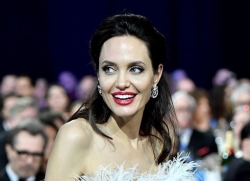 angelina jolie di choi cu ng ba con de