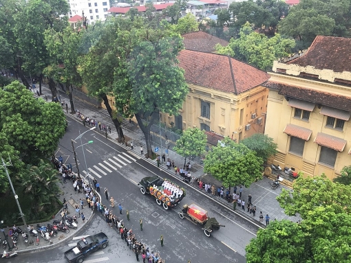 doan xe cho linh cuu chu tich nuoc tren duong pho ha noi