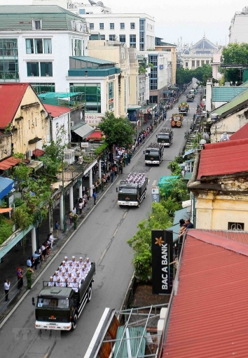 doan xe cho linh cuu chu tich nuoc tren duong pho ha noi