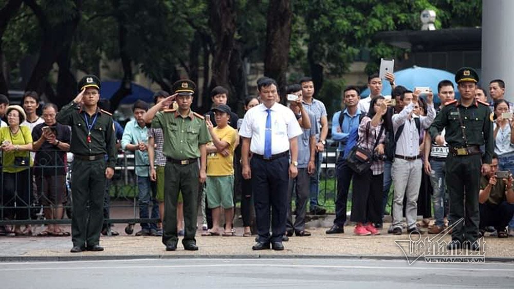 nghin nguoi doi mua thuong tien chu tich nuoc ve dat me