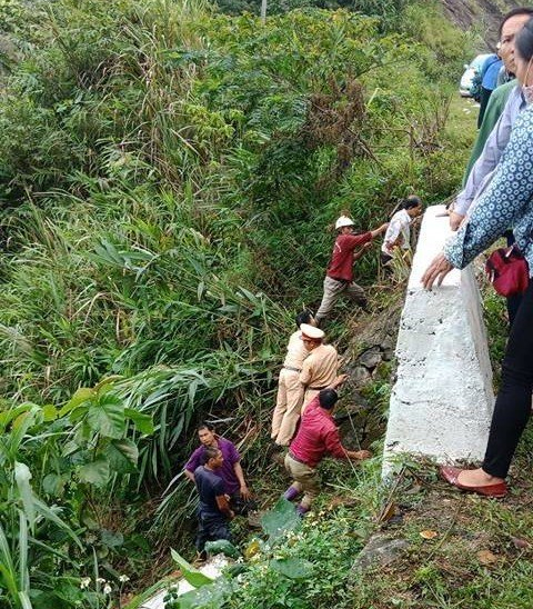 o to lao xuong vuc sau 100m o bac kan 5 nguoi tren xe thoat chet ky dieu