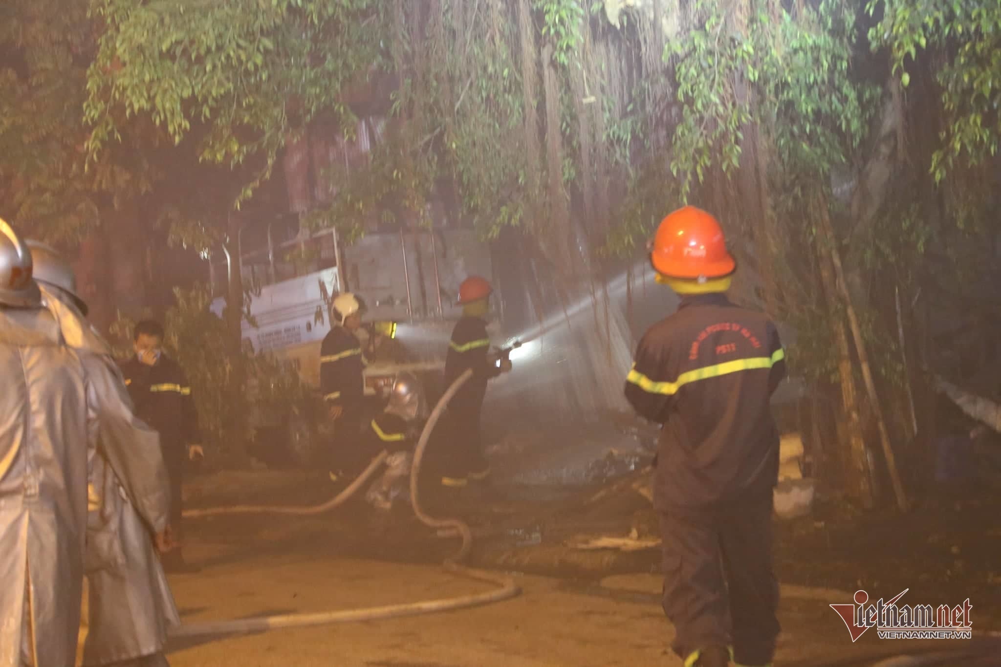 xuong do choi o ha noi chay rung ruc trong ngay nghi le 29