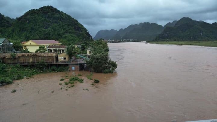 mua lon suot 2 ngay thuy dien xa lu hang tram dan ha tinh bi co lap