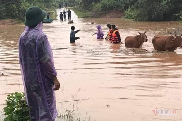 mua lon suot 2 ngay thuy dien xa lu hang tram dan ha tinh bi co lap