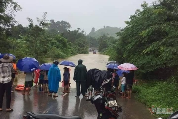 mua lon suot 2 ngay thuy dien xa lu hang tram dan ha tinh bi co lap