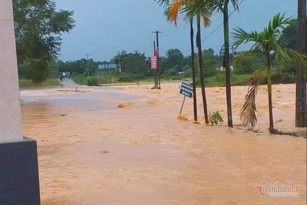 mua lon suot 2 ngay thuy dien xa lu hang tram dan ha tinh bi co lap