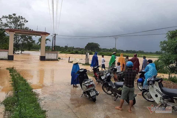 mua lon suot 2 ngay thuy dien xa lu hang tram dan ha tinh bi co lap