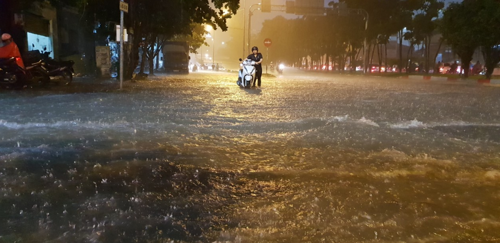 mua khung khiep khien nhieu tuyen duong bi nhan chim hang tram nguoi dan day xe di bo o tphcm