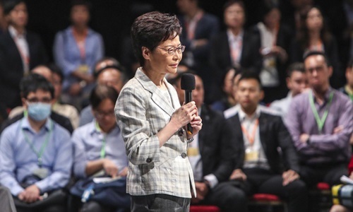 carrie lam bi chi trich trong buoi doi thoai dau tien