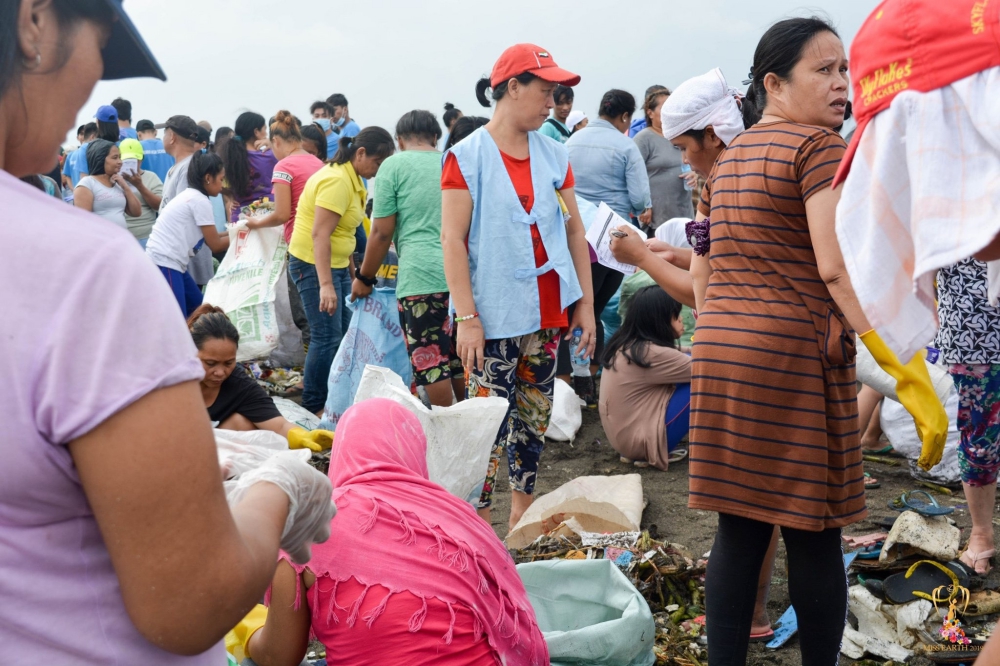 hoa hau phuong khanh cung hang ngan nguoi dan philippines don rac tren bo bien