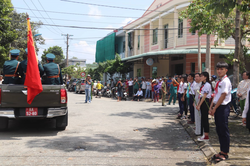 anh hung phi cong huyen thoai nguyen van bay yen nghi tren dat que huong