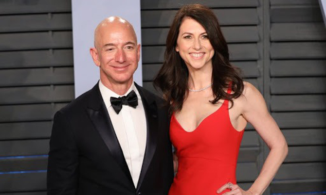 Jeff Bezos và MacKenzie Scott thời còn mặn nồng. Ảnh: Reuters.