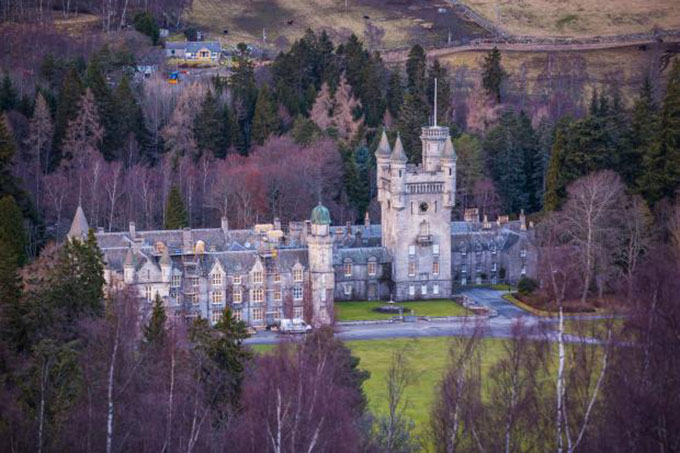 Lâu đài Balmoral ở Scotland, nơi nghỉ hè hàng năm của Nữ hoàng và các con cháu. Ảnh: Alamy.