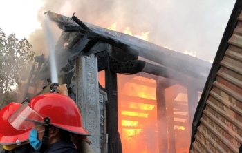 Nhà thờ họ ở Nghệ An bốc cháy dữ dội sau lễ cúng Rằm tháng Bảy