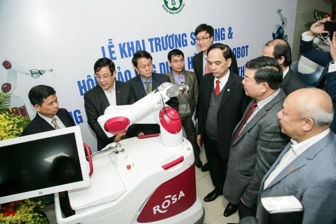 Robot Rosa - thiết bị BMS nâng khống giá được sử dụng ở BV Bạch Mai thế nào? - 1