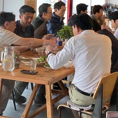 Hyun Bin (thứ hai từ trái sang) ăn cơm cùng đoàn phim.