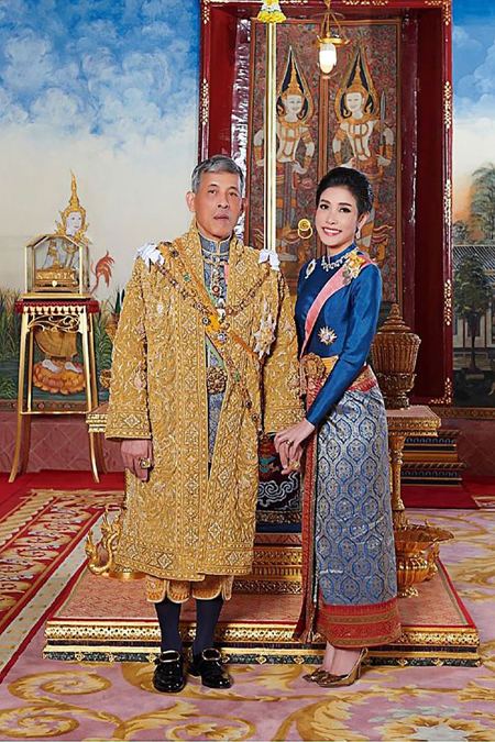 Vua Maha Vajiralongkorn và Hoàng quý phi Sineenat. Ảnh: AFP.
