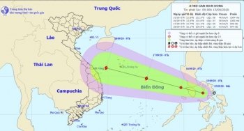 Áp thấp nhiệt đới hướng vào Biển Đông, khả năng mạnh thành bão